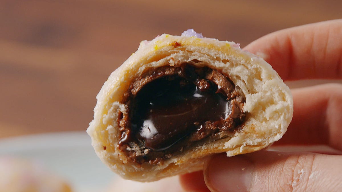 preview for The Insides of these Cadbury Egg Stuffed Biscuits are so Hot!
