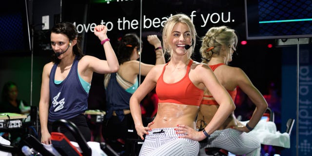 Event, Dance, Performance, Physical fitness, Undergarment, Performing arts, Sports bra, Dancer, Muscle, Competition, 
