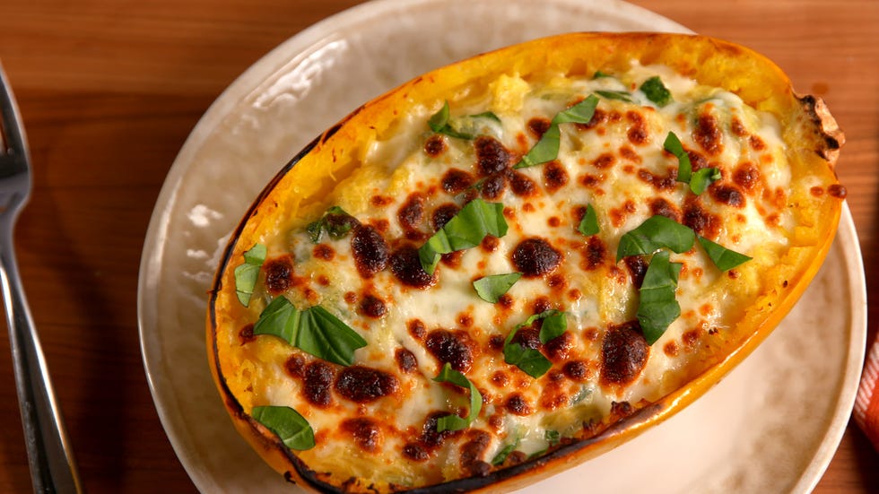 Food, Green, Dish, Cuisine, Pizza, Baked goods, Recipe, Pizza cheese, Ingredient, California-style pizza, 