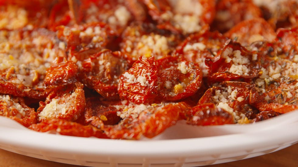 Parmesan Tomato Chips Horizontal 4