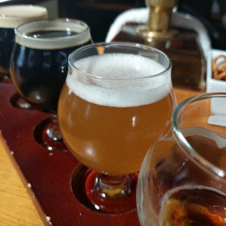 Beer, Serveware, Barware, Drink, Beer glass, Alcoholic beverage, Drinkware, Glass, Tableware, Amber, 