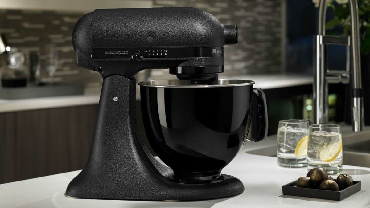 KitchenAid has a new all-black stand mixer, because 2017 demands