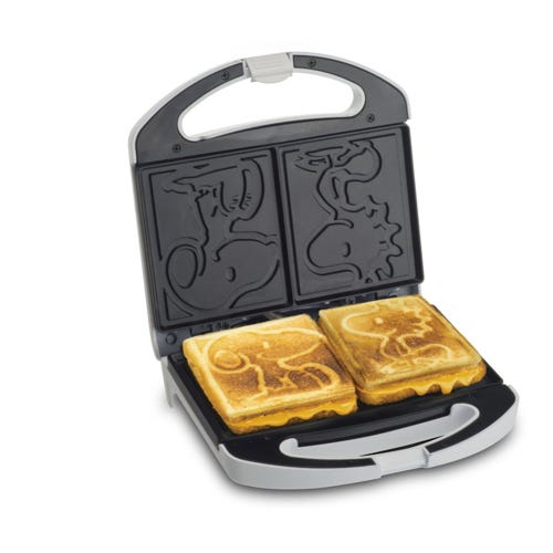 Toaster, Small appliance, Sandwich toaster, Toast, Meal, Breakfast, Food, Finger food, Home appliance, Cuisine, 