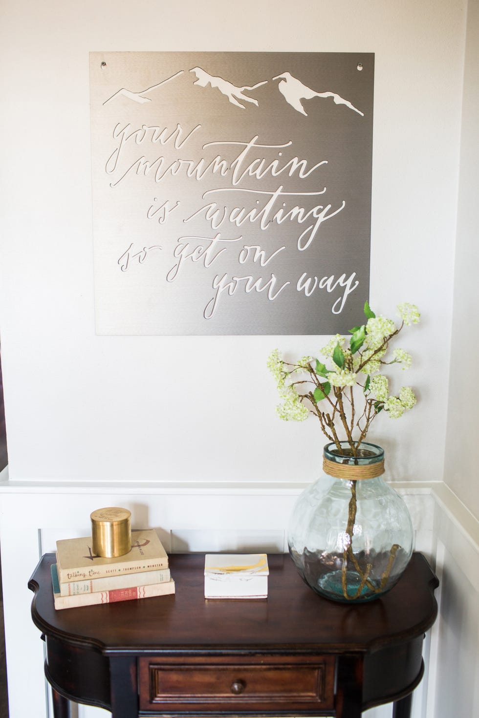 Room, Table, Leaf, Flowerpot, Wall, Handwriting, Blackboard, Drawer, Interior design, Vase, 