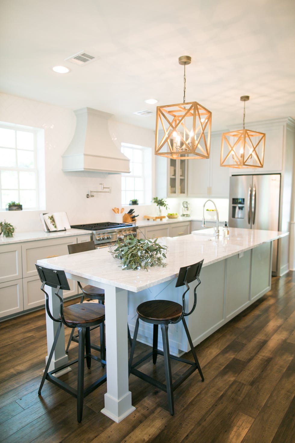 Room, Furniture, White, Interior design, Floor, Property, Wood flooring, Dining room, Ceiling, Table, 