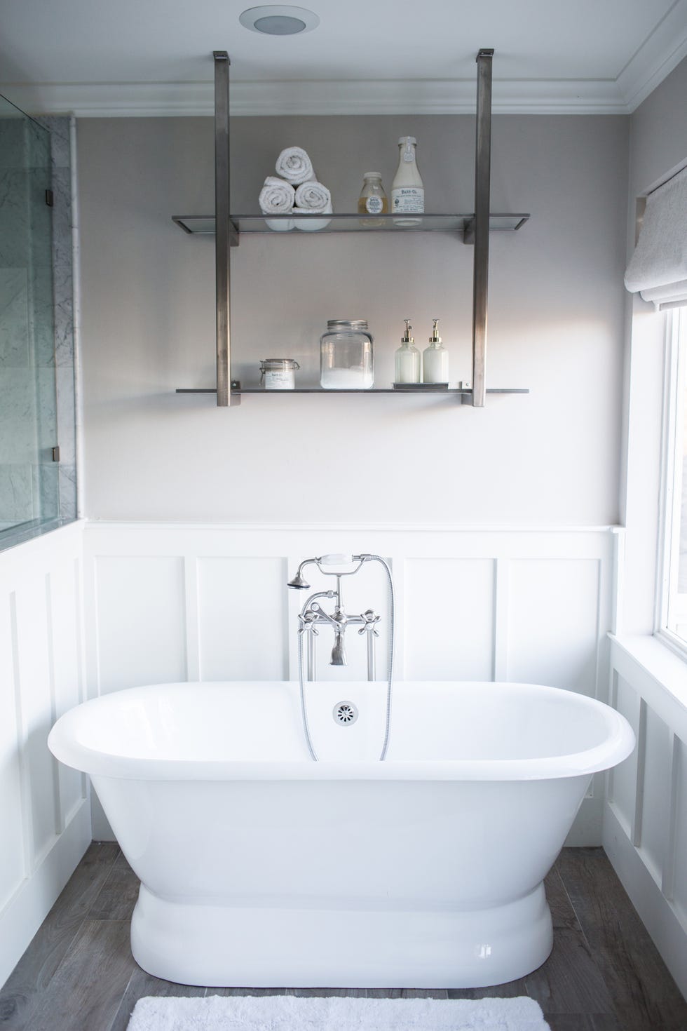 Bathroom, Room, Property, Bathtub, Interior design, Plumbing fixture, Tap, House, Architecture, Floor, 
