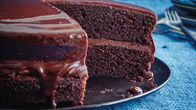 Best Chocolate Fudge Cake Recipe - How To Make Easy Chocolate Cake ...