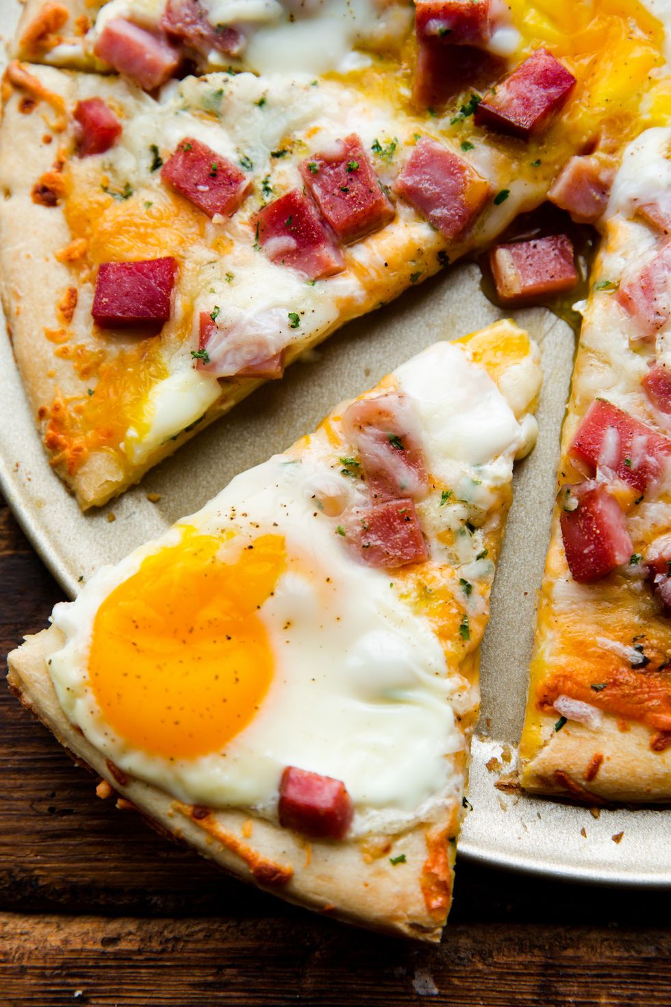 ham egg cheese breakfast pizza vertical