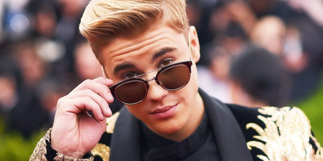 Eyewear, Sunglasses, Hair, Glasses, Cool, Hairstyle, Blond, Street fashion, Vision care, Eyebrow, 