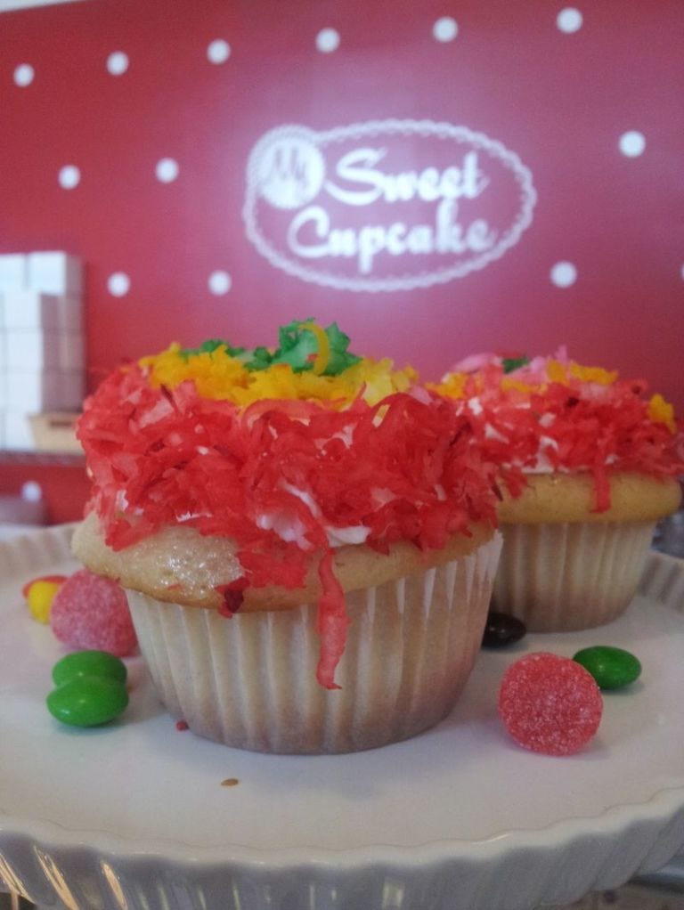 Sweetness, Food, Cuisine, Cupcake, Dessert, Ingredient, Baking cup, Confectionery, Baked goods, Garnish, 