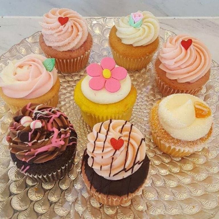 Cupcake, Buttercream, Food, Sweetness, Cake, Icing, Dessert, Baking, Sugar paste, Cake decorating, 