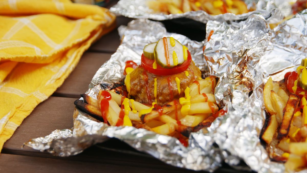 How to Cook Hamburgers With Aluminum Foil on a Gas Grill