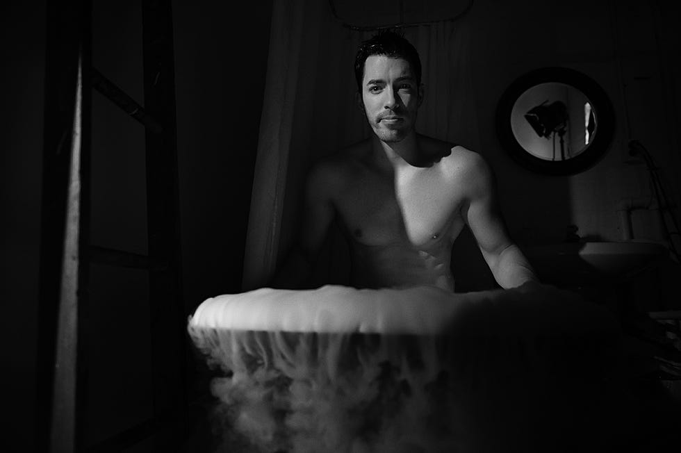 Jaw, Barechested, Darkness, Black hair, Monochrome, Chest, Flash photography, Monochrome photography, Trunk, Black-and-white, 