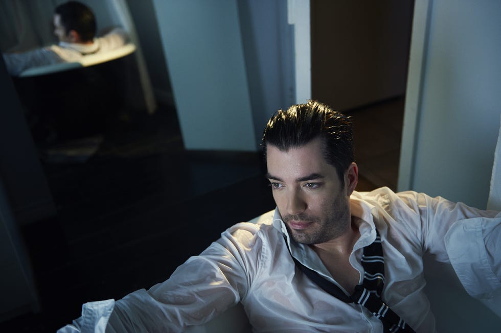 Hair, Forehead, Hairstyle, Human, Sitting, Facial hair, Jaw, Room, Black hair, Muscle, 