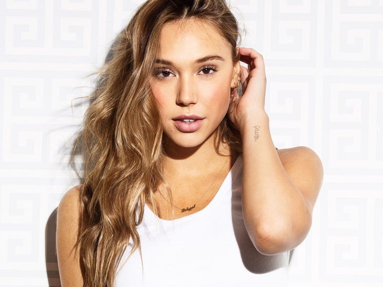 Hair, Face, Eyebrow, Skin, Hairstyle, Blond, Beauty, Forehead, Nose, Lip, 