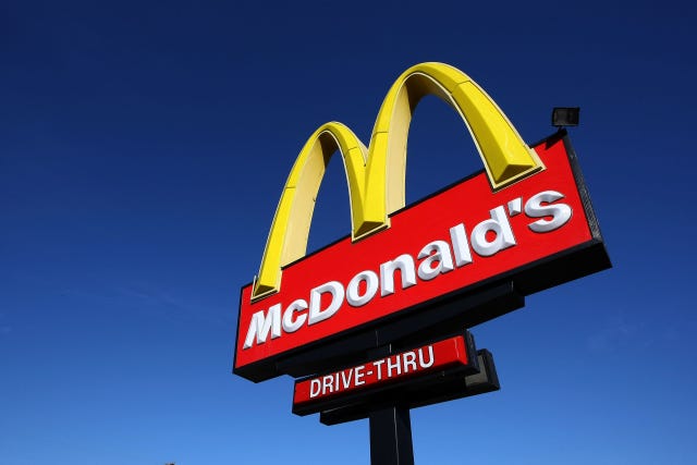 Signage, Sign, Sky, Fast food restaurant, Restaurant, Electronic signage, Neon sign, Advertising, Logo, Display advertising, 