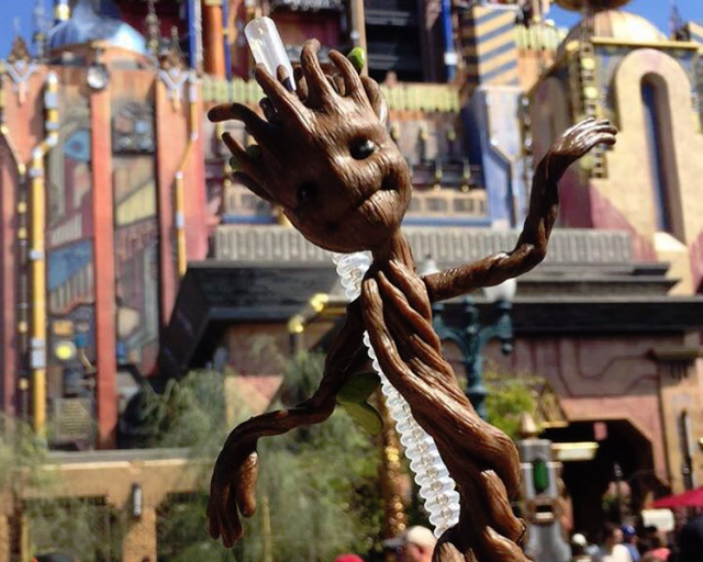 Statue, Fun, Hand, Sculpture, Tree, Fictional character, Plant, Art, Leisure, Street, 