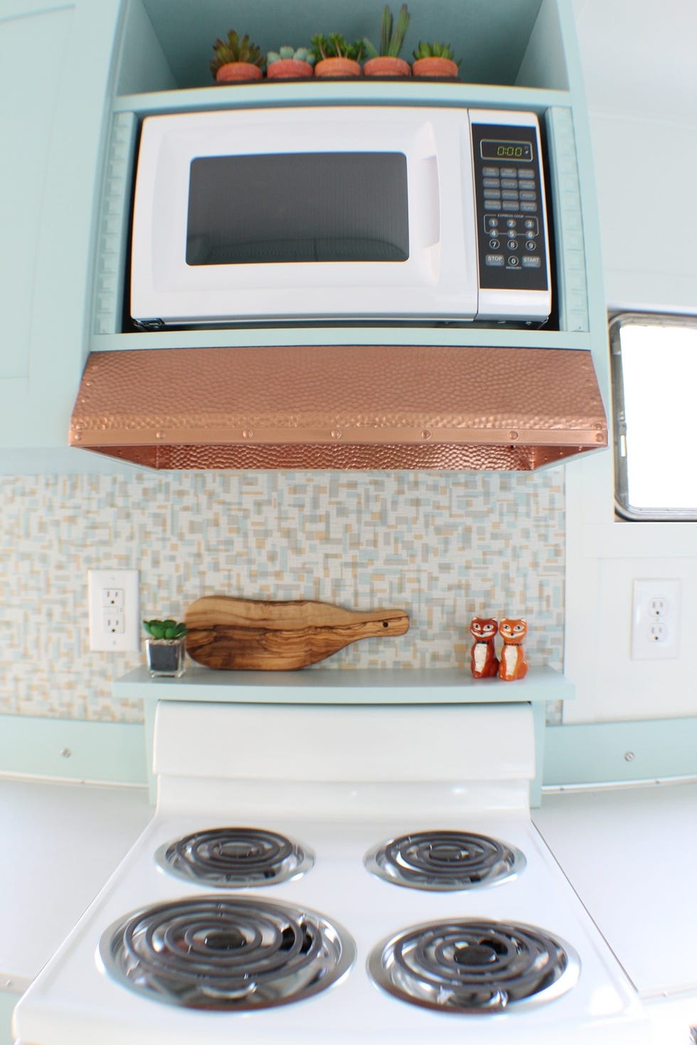 Room, Kitchen, Microwave oven, Home appliance, Kitchen appliance, Small appliance, Countertop, Tile, Major appliance, Furniture, 