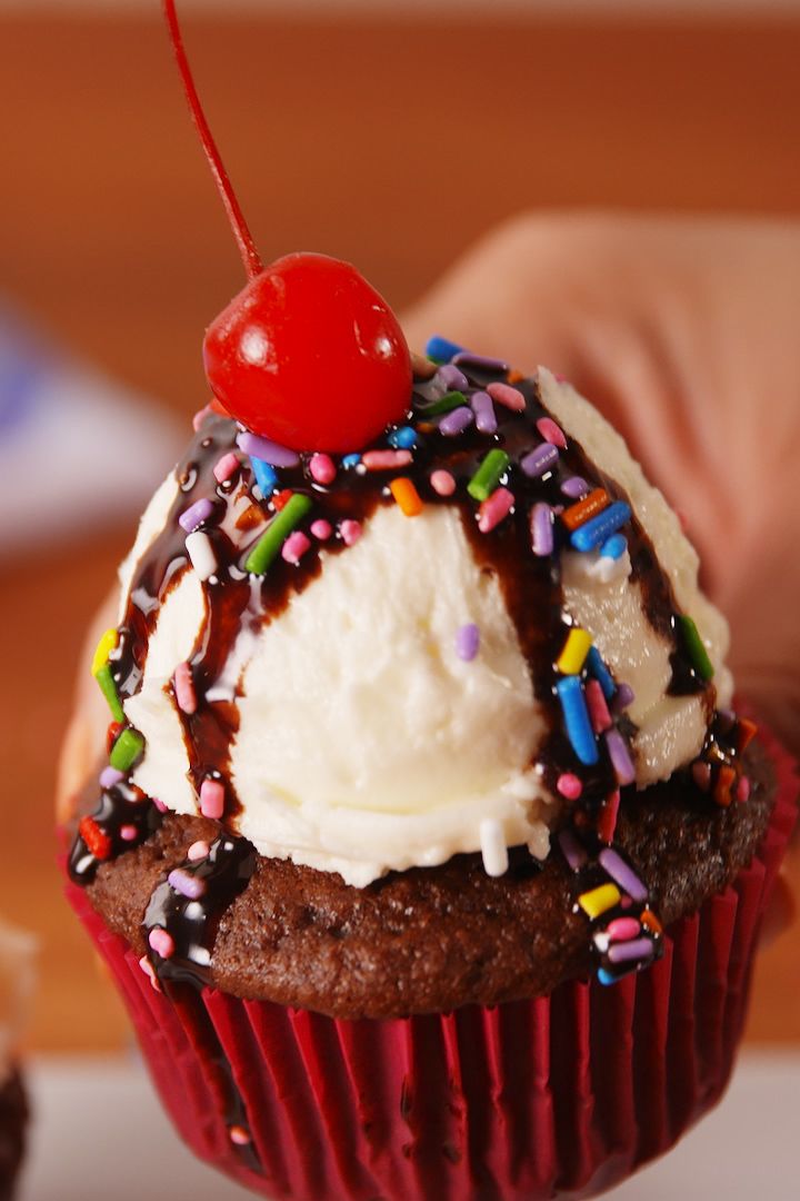 Individual Cupcake Containers, Cocoa Bombs, Ice cream sundae
