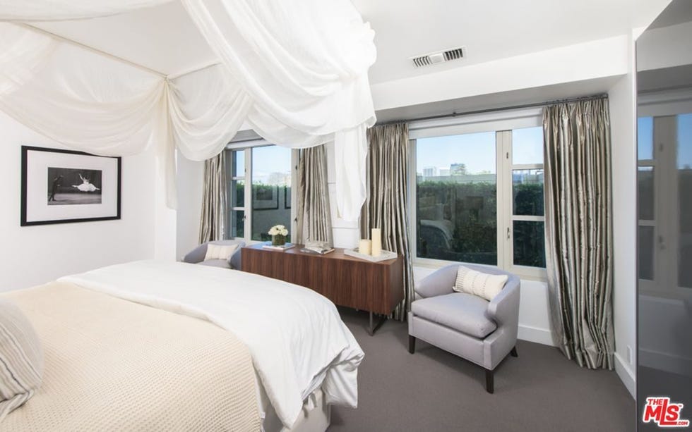 Room, Interior design, Bed, Floor, Property, Textile, Wall, Bedding, Bedroom, Real estate, 