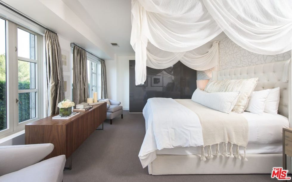 Interior design, Room, Bed, Property, Textile, Wall, Bedding, Floor, Bed frame, Bedroom, 