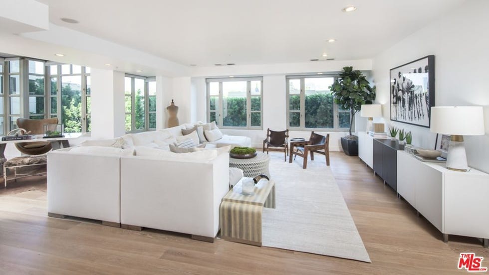 Wood, Floor, Room, Interior design, Flooring, Property, Home, Living room, Wall, Real estate, 