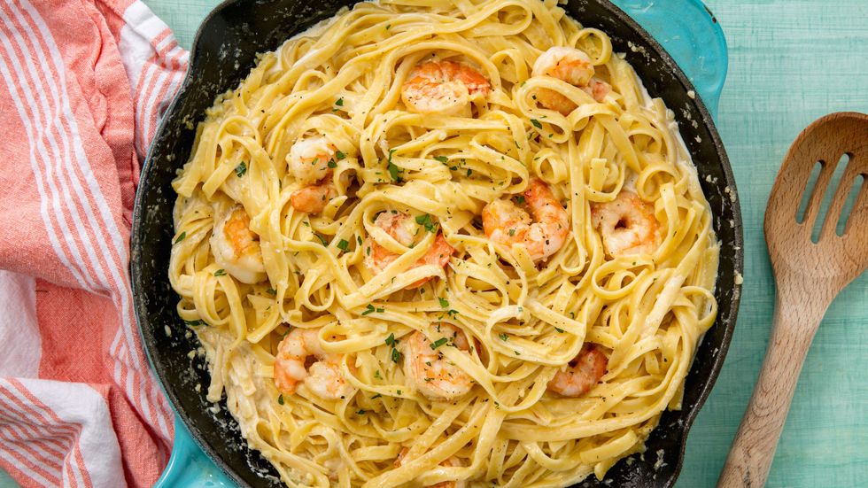 Easy Shrimp Alfredo Fettuccine Recipe - How to Make Shrimp Alfredo Pasta