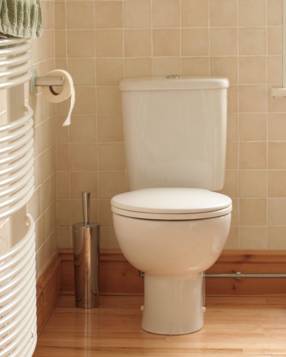 Toilet, Toilet seat, Bathroom, Plumbing fixture, Ceramic, Property, Wall, Tile, Room, Floor, 