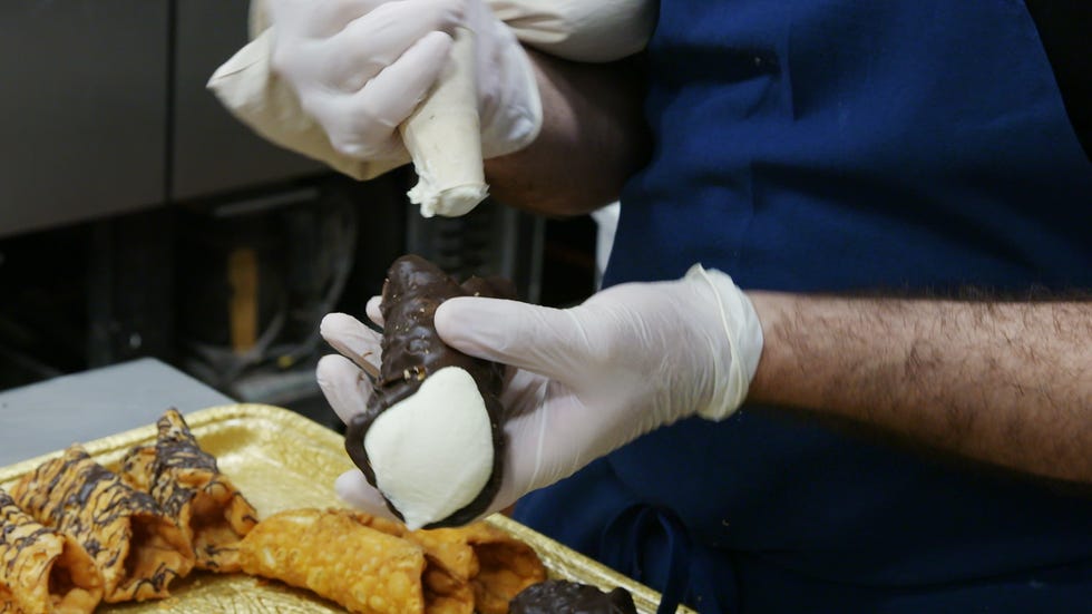 Mike's Pastry Cannoli