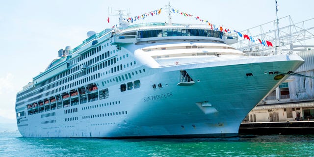 Cruise ship, Water transportation, Ship, Naval architecture, Cruiseferry, Vehicle, Passenger ship, Motor ship, Ferry, Boat, 