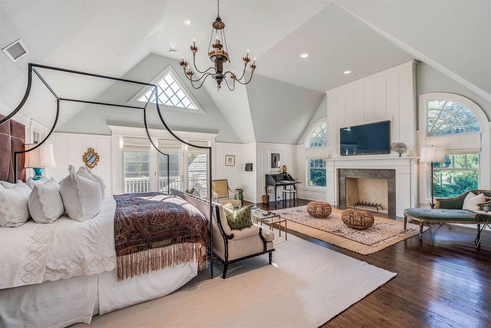 Living room, Room, Furniture, Property, Interior design, Ceiling, Bedroom, Home, Building, House, 