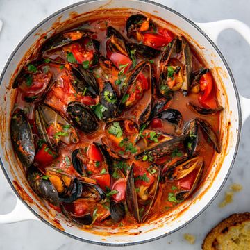 mussels with tomatoes and garlic horizontal