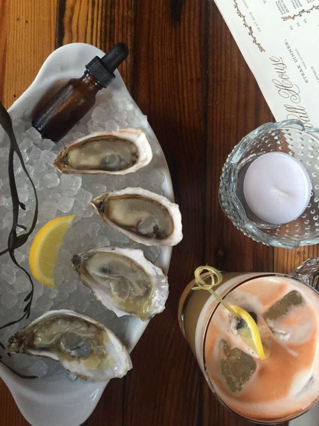 Bivalve, Oyster, Cocktail, Ingredient, Drink, Alcoholic beverage, Distilled beverage, Classic cocktail, Tableware, Seafood, 