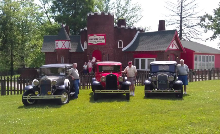 Land vehicle, Vehicle, Motor vehicle, Classic, Vintage car, Car, Antique car, Classic car, Lawn, House, 