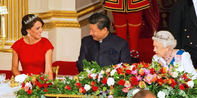 Petal, Flower, Bouquet, Floristry, Interaction, Headgear, Cut flowers, Temple, Tradition, Flower Arranging, 