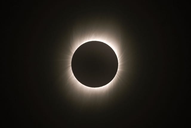 Celestial event, Atmosphere, Eclipse, Astronomical object, Sky, Corona, Light, Moon, Atmospheric phenomenon, Event, 