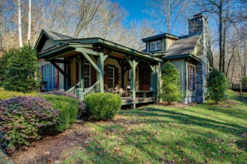 Plant, Property, House, Tree, Real estate, Home, Residential area, Land lot, Building, Roof, 