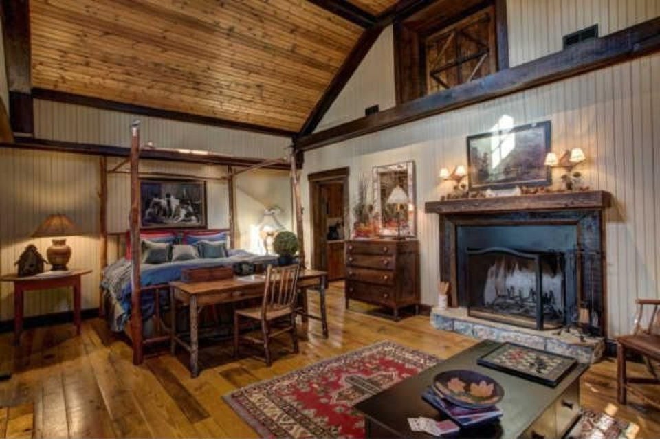 Room, Living room, Property, Furniture, Interior design, Building, Hearth, Home, Fireplace, Ceiling, 