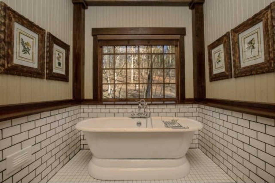 Property, Bathroom, Room, Interior design, Building, Bathtub, Estate, Real estate, Tile, House, 