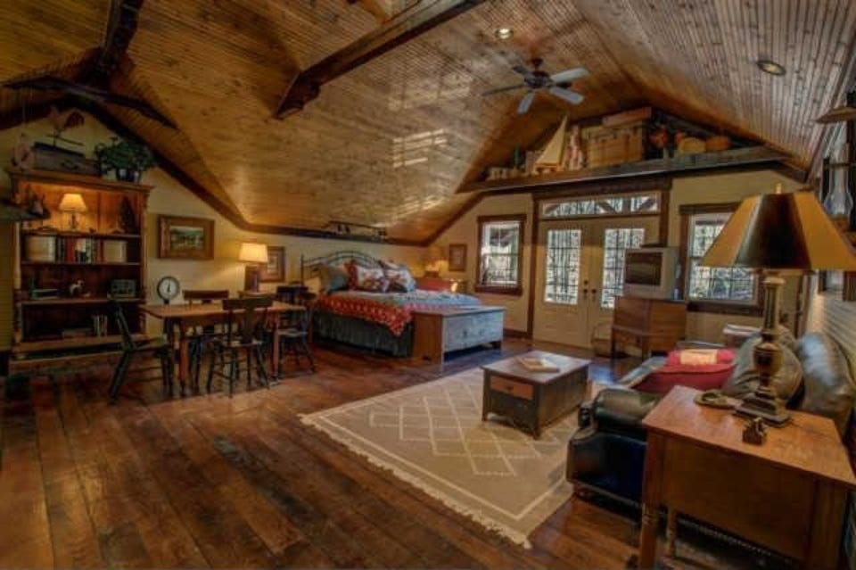 Wood, Room, Hardwood, Floor, Brown, Interior design, Lighting, Flooring, Property, Wood stain, 