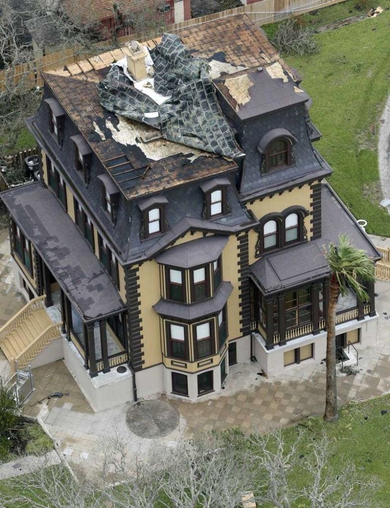 Neighbourhood, House, Roof, Building, Residential area, Land lot, Home, Suburb, Urban design, Village, 