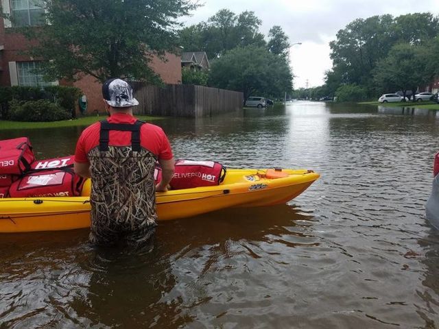 Texas Pizza Hut Employees Deliver Pizza In Kayaks To Help Hurricane Victims