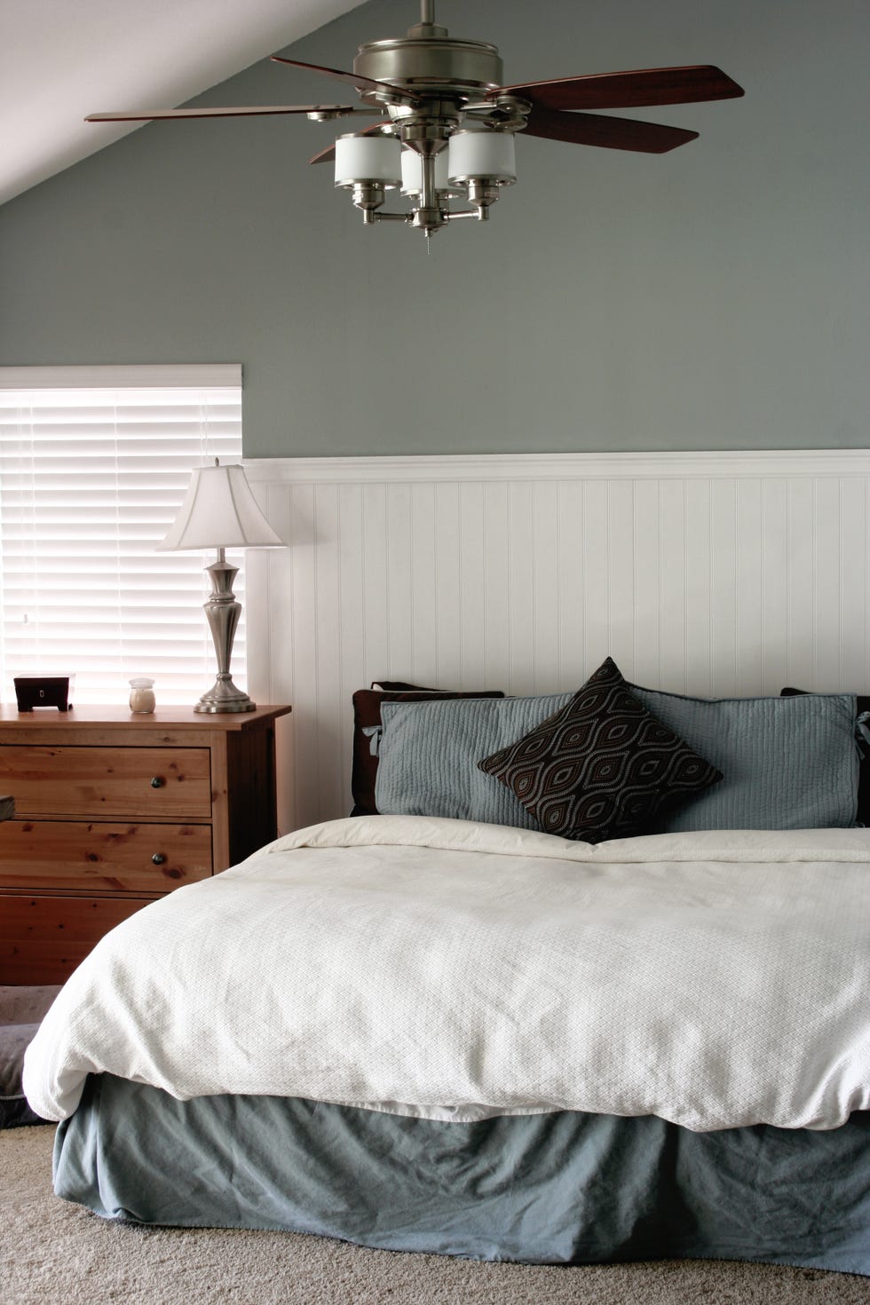 Bedroom, Bed, Ceiling fan, Furniture, Room, Bed sheet, Bedding, Bed frame, Wall, Mattress, 