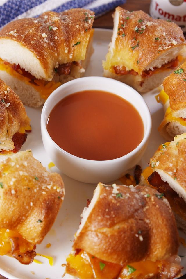 https://hips.hearstapps.com/del.h-cdn.co/assets/17/36/1504910799-delish-bundt-pan-grilled-cheese-with-tomato-soup-pinterest-still001.jpg?resize=640:*