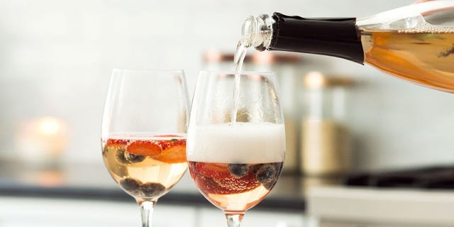 Drink, Wine glass, Alcoholic beverage, Stemware, Champagne stemware, Alcohol, Wine, Champagne cocktail, Wine cocktail, Cocktail, 