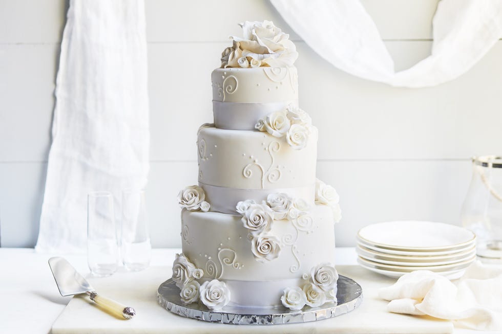 White, Wedding cake, Sugar paste, Cake, Cake decorating, Icing, Sugar cake, Buttercream, White cake mix, Food, 