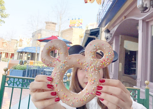Pink, Pretzel, Hand, Snack, Finger, Party supply, Finger food, Food, Vacation, Baked goods, 