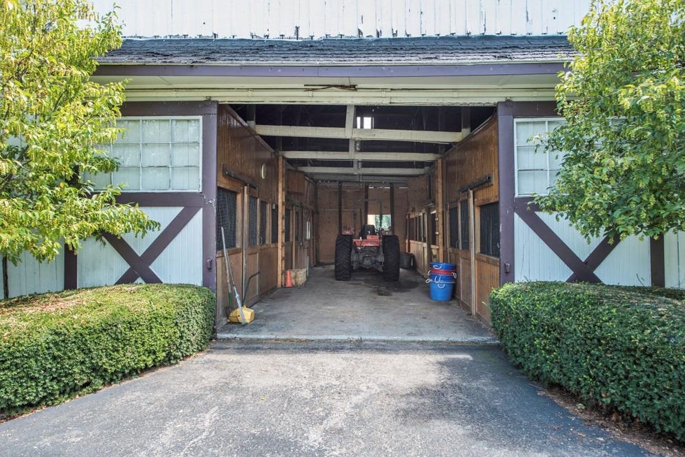 Building, Property, Architecture, Real estate, Driveway, House, Road surface, Walkway, Road, Thoroughfare, 