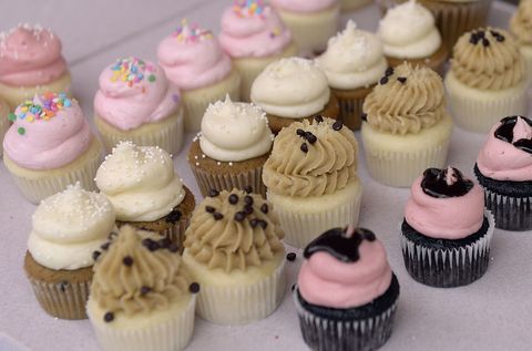 Cupcake, Buttercream, Cake decorating, Food, Icing, Dessert, Cake, Baking, Cream, Sweetness, 