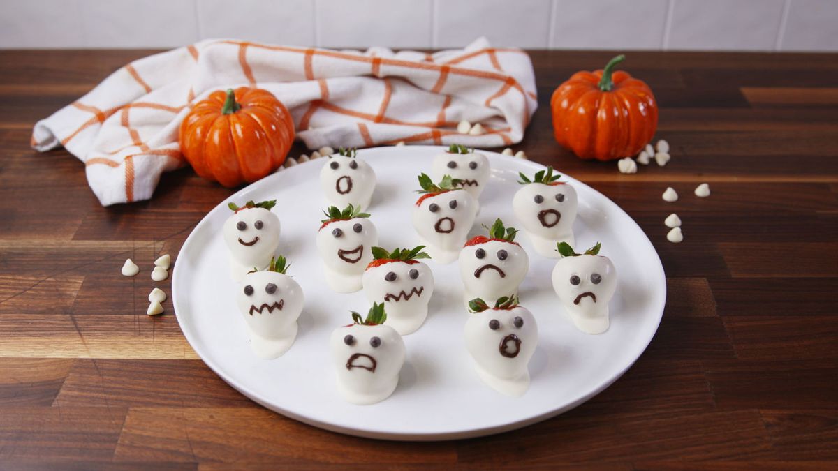 preview for Ghost Strawberries Are The Cutest Halloween Food Ever